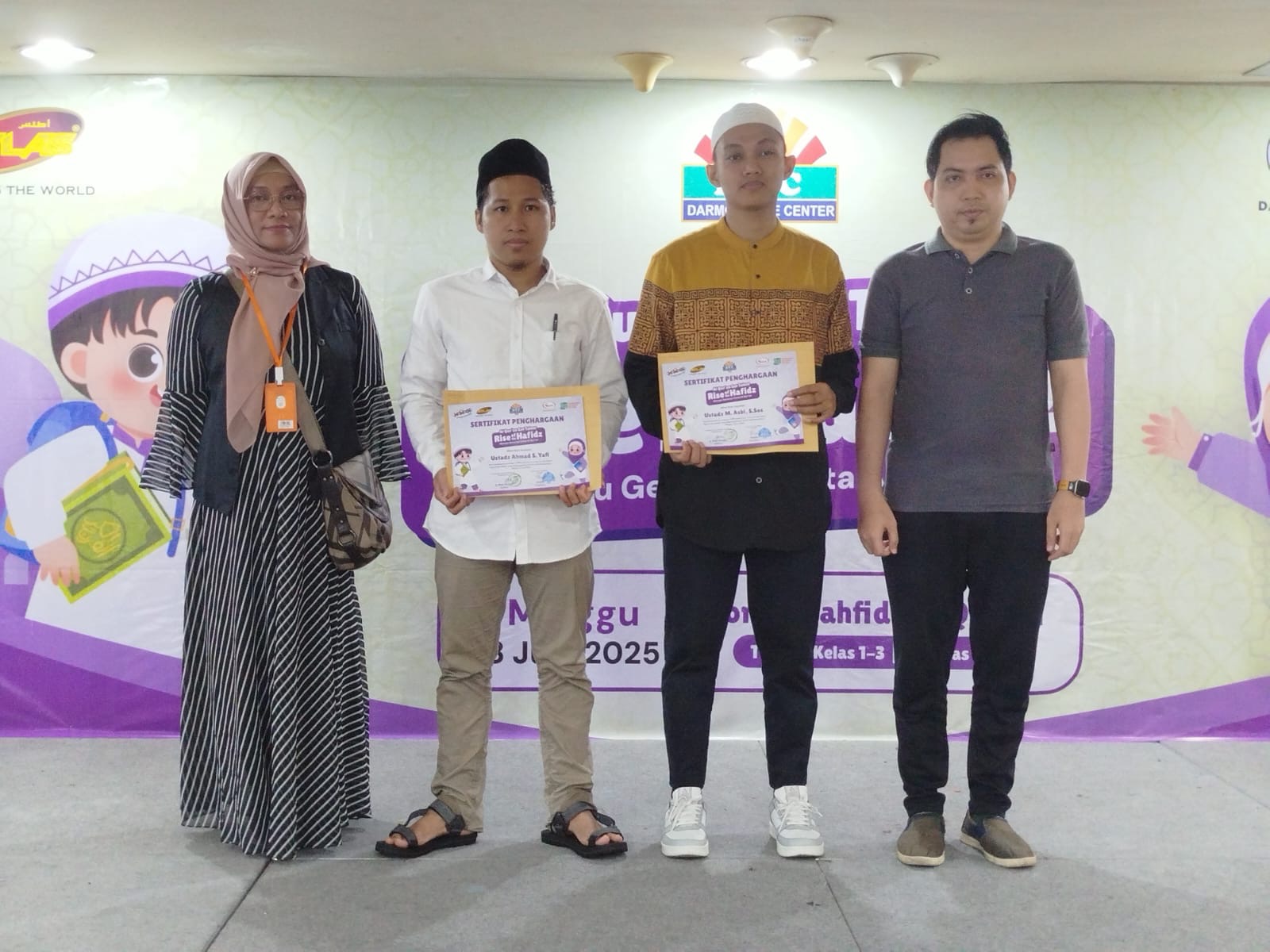 Ustadz Ahmad Samih Yafi Bersama Evi Yuniati (Kiri) dari Kreasindoevent dan Ansori ( Kanan) - Promotion DTC Mall Wonokrokromo Surabaya